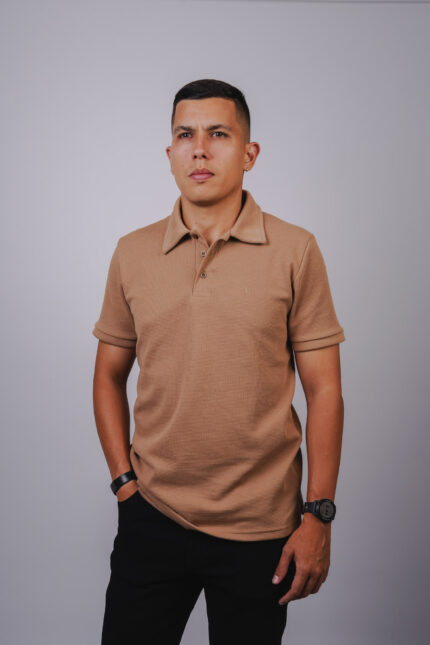 Polo camel para hombre manga corta